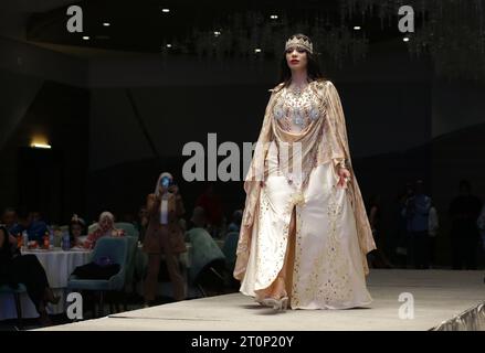 Alger, Algérie. 07 octobre 2023. Un défilé de vêtements algériens traditionnels et modernes, (Queens Fashion Day), dans sa septième édition sous le slogan ''ensemble pour protéger nos pays du vol'' à Alger, Algérie le 7 octobre 2023, avec la large participation des plus célèbres avec les derniers modèles portés par des modèles professionnels (photo de Billel Bensalem/APP/NurPhoto) crédit : NurPhoto SRL/Alamy Live News Banque D'Images