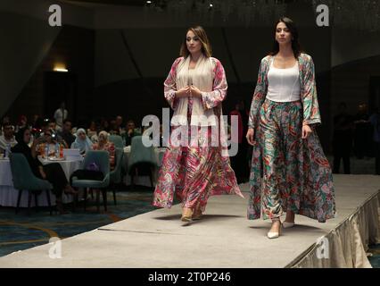 Alger, Algérie. 07 octobre 2023. Un défilé de vêtements algériens traditionnels et modernes, (Queens Fashion Day), dans sa septième édition sous le slogan ''ensemble pour protéger nos pays du vol'' à Alger, Algérie le 7 octobre 2023, avec la large participation des plus célèbres avec les derniers modèles portés par des modèles professionnels (photo de Billel Bensalem/APP/NurPhoto) crédit : NurPhoto SRL/Alamy Live News Banque D'Images