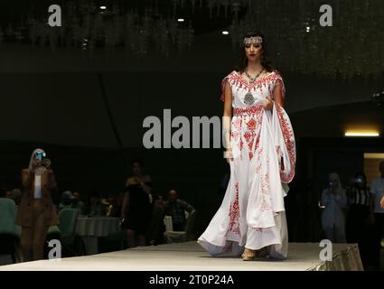 Alger, Algérie. 07 octobre 2023. Un défilé de vêtements algériens traditionnels et modernes, (Queens Fashion Day), dans sa septième édition sous le slogan ''ensemble pour protéger nos pays du vol'' à Alger, Algérie le 7 octobre 2023, avec la large participation des plus célèbres avec les derniers modèles portés par des modèles professionnels (photo de Billel Bensalem/APP/NurPhoto) crédit : NurPhoto SRL/Alamy Live News Banque D'Images