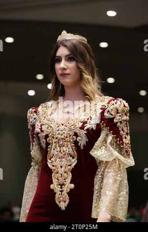 Alger, Algérie. 07 octobre 2023. Un défilé de vêtements algériens traditionnels et modernes, (Queens Fashion Day), dans sa septième édition sous le slogan ''ensemble pour protéger nos pays du vol'' à Alger, Algérie le 7 octobre 2023, avec la large participation des plus célèbres avec les derniers modèles portés par des modèles professionnels (photo de Billel Bensalem/APP/NurPhoto) crédit : NurPhoto SRL/Alamy Live News Banque D'Images