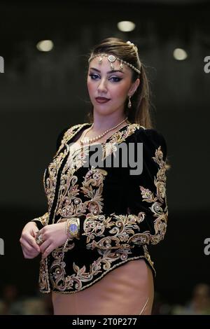 Alger, Algérie. 07 octobre 2023. Un défilé de vêtements algériens traditionnels et modernes, (Queens Fashion Day), dans sa septième édition sous le slogan ''ensemble pour protéger nos pays du vol'' à Alger, Algérie le 7 octobre 2023, avec la large participation des plus célèbres avec les derniers modèles portés par des modèles professionnels (photo de Billel Bensalem/APP/NurPhoto) crédit : NurPhoto SRL/Alamy Live News Banque D'Images