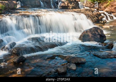 Sur le plateau de Bolaven du sud du Laos, situé à proximité du petit village de Tad Lo, belles chutes d'eau de taille moyenne étagées et rochers ensoleillés dans t Banque D'Images