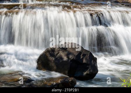 Sur le plateau de Bolaven du sud du Laos, situé à proximité du petit village de Tad Lo, belles chutes d'eau de taille moyenne étagées et rochers ensoleillés dans t Banque D'Images