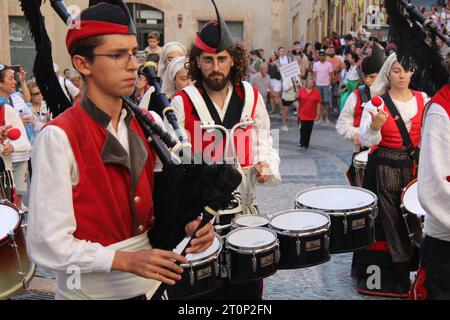 Joueurs de cornemuse et batteurs en costumes traditionnels de la bande Banda de Gaitas a Insua se produisant au festival Santa Tecla à Tarragone Banque D'Images