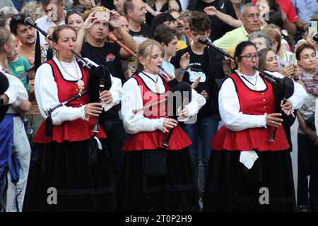 Joueurs de cornemuse et batteurs en costumes traditionnels de la bande Banda de Gaitas a Insua se produisant au festival Santa Tecla à Tarragone Banque D'Images