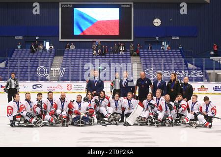 Ostrava, République tchèque. 08 octobre 2023. Joueurs tchèques avec des médailles de bronze après le match de la coupe internationale de Para Hockey République tchèque vs IPH à Ostrava, République tchèque, le 8 octobre 2023. Crédit : Jaroslav Ozana/CTK photo/Alamy Live News Banque D'Images