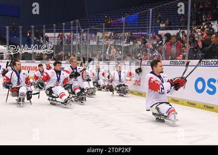 Ostrava, République tchèque. 08 octobre 2023. Joueurs tchèques avec des médailles de bronze après le match de la coupe internationale de Para Hockey République tchèque vs IPH à Ostrava, République tchèque, le 8 octobre 2023. Crédit : Jaroslav Ozana/CTK photo/Alamy Live News Banque D'Images