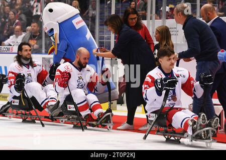 Ostrava, République tchèque. 08 octobre 2023. (G-D) Pavel Dolezal, Michal Geier et David Vrubel de République tchèque avec des médailles de bronze après le match de la coupe internationale de para-hockey République tchèque vs IPH à Ostrava, République tchèque, le 8 octobre 2023. Crédit : Jaroslav Ozana/CTK photo/Alamy Live News Banque D'Images
