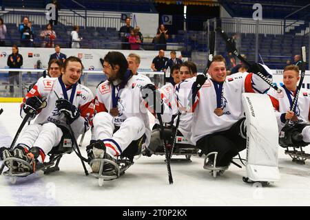 Ostrava, République tchèque. 08 octobre 2023. Joueurs tchèques avec des médailles de bronze après le match de la coupe internationale de Para Hockey République tchèque vs IPH à Ostrava, République tchèque, le 8 octobre 2023. Crédit : Jaroslav Ozana/CTK photo/Alamy Live News Banque D'Images
