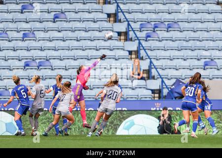 Leicester, Royaume-Uni. 08 octobre 2023. La gardienne de Leicester, Janina Leitzig, frappe le ballon en sécurité lors du match de la FA Women's Super League entre Leicester City Women et Everton Women au King Power Stadium, Leicester, Angleterre, le 8 octobre 2023. Photo de Stuart Leggett. Usage éditorial uniquement, licence requise pour un usage commercial. Aucune utilisation dans les Paris, les jeux ou les publications d'un seul club/ligue/joueur. Crédit : UK Sports pics Ltd/Alamy Live News Banque D'Images