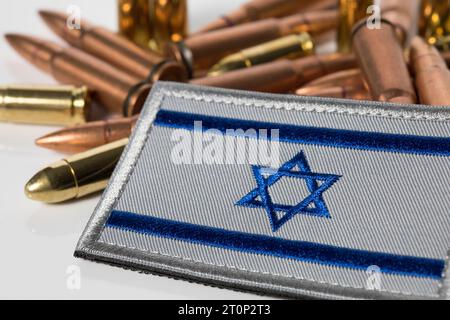 Drapeau israélien avec des munitions d'arme. Guerre entre Israël et la Palestine, Liban. munitions de balles de fusil 7.62x39. Militaire de Tsahal. Situation de conflit. Banque D'Images