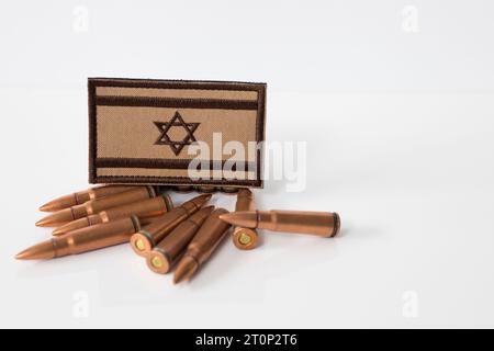 Drapeau israélien avec des munitions d'arme. Guerre entre Israël et la Palestine, Liban. munitions de balles de fusil 7.62x39. Militaire de Tsahal. Situation de conflit et Banque D'Images