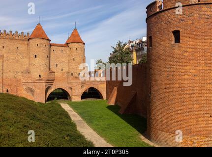 La Barbican de Varsovie et les remparts de la vieille ville, Varsovie, Pologne Banque D'Images