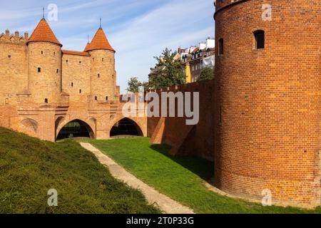 La Barbican de Varsovie et les remparts de la vieille ville, Varsovie, Pologne Banque D'Images