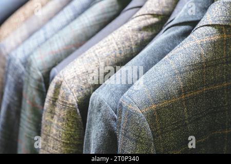 Racks avec différents costumes pour hommes dans une boutique de vêtements pour hommes. Banque D'Images