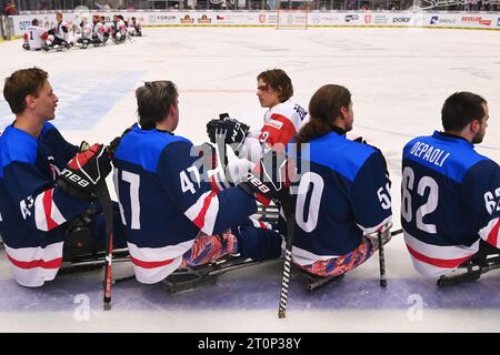 Ostrava, République tchèque. 08 octobre 2023. Martin Zizlavsky de la République tchèque, au centre, après le match de la coupe internationale de Para Hockey République tchèque vs IPH à Ostrava, République tchèque, le 8 octobre 2023. Crédit : Jaroslav Ozana/CTK photo/Alamy Live News Banque D'Images