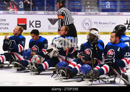 Ostrava, République tchèque. 08 octobre 2023. Joueurs de l'équipe IPH après le match de la coupe internationale de Para Hockey République tchèque vs équipe IPH à Ostrava, République tchèque, le 8 octobre 2023. Crédit : Jaroslav Ozana/CTK photo/Alamy Live News Banque D'Images