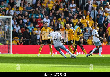 Wolverhampton, Royaume-Uni. 8 octobre 2023 ; Molineux Stadium, Wolverhampton, West Midlands, Angleterre; premier League football, Wolverhampton Wanderers contre Aston Villa ; Douglas Luiz d'Aston Villa tire à Goal Credit : action plus Sports Images/Alamy Live News Banque D'Images