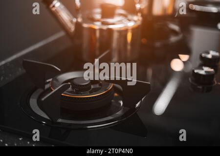 Poêle dans la cuisine moderne nettoyer nouveau toit en verre design élégant pour cuisiner ton de couleur noire. Banque D'Images