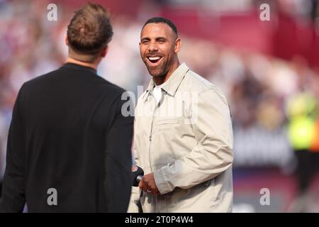 London Stadium, Londres, Royaume-Uni. 8 octobre 2023. Premier League football, West Ham United contre Newcastle United ; ex-joueur de West Ham united Anton Ferdinand est interviewé Credit : action plus Sports/Alamy Live News Banque D'Images