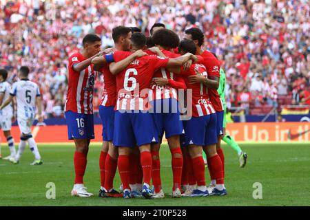 Madrid, Espagne. 08 octobre 2023. Les joueurs de l'Atletico de Madrid célèbrent la Liga EA Sports Match Day 9 entre l'Atletico de Madrid et la Real Sociedad au stade Civitas Metropolitano de Madrid, Espagne, le 8 octobre 2023. Crédit : Edward F. Peters/Alamy Live News Banque D'Images