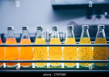 Ligne de travail automatique de production d'usine de boisson. produit d'hygiène de boisson de jus de fruit à la bande transporteuse personne Banque D'Images