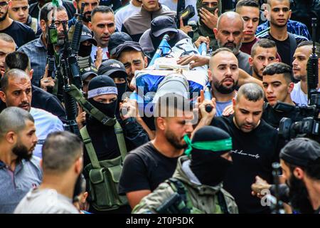 Djénine, Palestine. 08 octobre 2023. (NOTE DE LA RÉDACTION : l'image représente la mort)des militants palestiniens et des personnes en deuil portent le corps d'Ahmed Al-Awawda, 19 ans, tué lors d'affrontements avec les forces israéliennes dans la zone de Naplouse, en Cisjordanie occupée. Crédit : SOPA Images Limited/Alamy Live News Banque D'Images