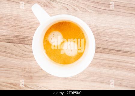 Espresso avec un haut de crème dans une tasse blanche vue de dessus vers le bas Banque D'Images