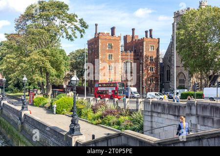 Tudor Gatehouse at Lambeth Palace from Lambeth Bridge, South Bank, London Borough of Lambeth, Greater London, Angleterre, Royaume-Uni Banque D'Images