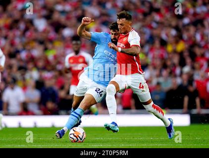 Josko Gvardiol de Manchester City (à gauche) et Ben White d'Arsenal se battent pour le ballon lors du match de Premier League à l'Emirates Stadium de Londres. Date de la photo : dimanche 8 octobre 2023. Banque D'Images