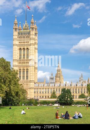 Victoria Tower depuis Victoria Tower Gardens, Cité de Westminster, Grand Londres, Angleterre, Royaume-Uni Banque D'Images