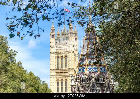 Victoria Tower et Buxton Memorial Fountain, Victoria Tower Gardens, City of Westminster, Greater London, Angleterre, Royaume-Uni Banque D'Images