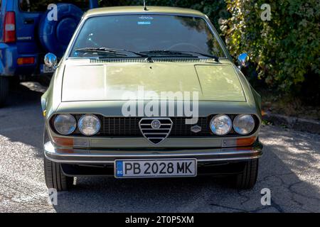 Sofia, Bulgarie - 08 octobre 2023 : bazar rétro d'automne à Sofia sur des voitures anciennes ou rétro, pièces de rechange, littérature automobile socialiste et occidentale, Alfa Romeo Banque D'Images