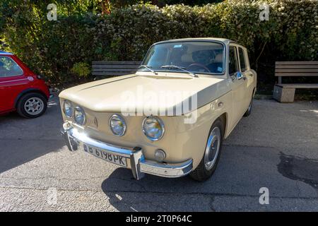 Sofia, Bulgarie - 08 octobre 2023 : bazar rétro d'automne à Sofia sur voitures anciennes ou rétro, pièces détachées, littérature automobile socialiste et occidentale, RENAULT R8 Banque D'Images