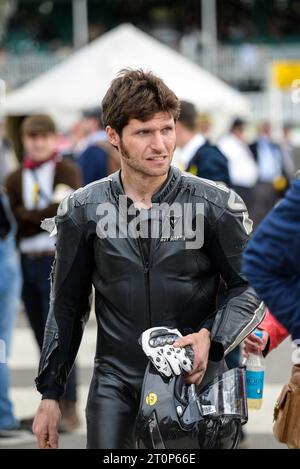 Guy Martin - coureur de moto et célébrité de la télévision - au Goodwood Revival 2017 en cuir de moto noir Banque D'Images