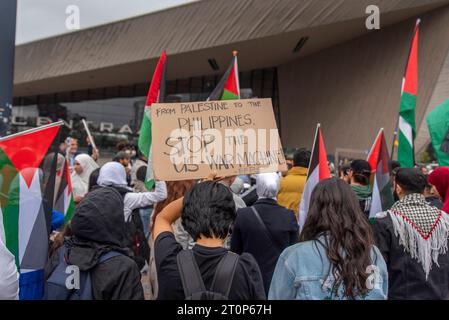 Rotterdam, Hollande du Sud, pays-Bas. 8 octobre 2023. Un manifestant tient un panneau de protestation indiquant : ''de la Palestine aux Philippines, arrêtez la machine de guerre US''. Des manifestants pro-palestiniens ont défilé à travers la ville de Rotterdam, aux pays-Bas, le 8 octobre 2023. (Image de crédit : © James Petermeier/ZUMA Press Wire) USAGE ÉDITORIAL SEULEMENT! Non destiné à UN USAGE commercial ! Banque D'Images