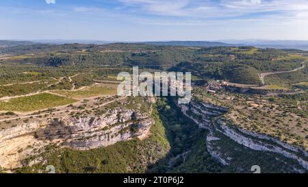 Photo aérienne drone de gorge du Brian près du village de Minerve en France. Il montre un grand canyon d'en haut. Banque D'Images