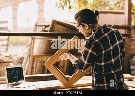 Menuisier Joiner homme faisant des meubles en bois dans l'atelier en bois professionnel de haute compétence véritables travailleurs artisanaux authentiques. Banque D'Images