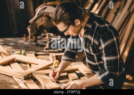 Menuisier Joiner homme faisant des meubles en bois dans l'atelier en bois professionnel de haute compétence véritables travailleurs artisanaux authentiques. Banque D'Images