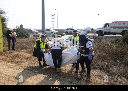 Le nombre de morts parmi les Israéliens s’élève à 600 après l’opération Al-Aqsa SDEROT, ISRAËL : les policiers portent un sac de corps alors qu’ils trouvent un cadavre dans une voiture après le lancement par le Hamas de l’opération Al-Aqsa Flood à Sderot, en Israël, le 08 octobre 2023. Le nombre de morts parmi les Israéliens est passé à 600, ont rapporté les médias israéliens. Photo de Saeed Qaq Copyright : xSAEEDxQAQx 513A1261 crédit : Imago/Alamy Live News Banque D'Images