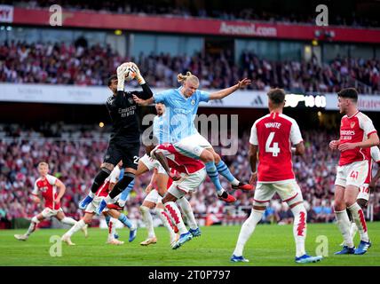 Le gardien de but de l'arsenal David Raya (à gauche) sauve le ballon contre Erling Haaland de Manchester City lors du match de Premier League à l'Emirates Stadium de Londres. Date de la photo : dimanche 8 octobre 2023. Banque D'Images