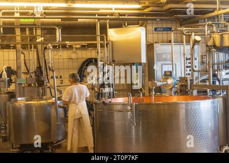 Affoltern, Suisse - 17 mai 2023 : opératrice féminine travaillant dans une fromagerie à Affoltern dans le canton d'Emmental Berne en Suisse Banque D'Images