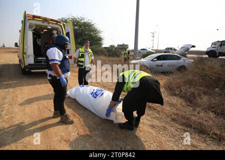 La mort d’israéliens s’élève à 600 SDEROT, ISRAËL : des policiers portent un sac de corps alors qu’ils trouvent un cadavre dans une voiture après le lancement par le Hamas de l’opération inondation Al-Aqsa à Sderot, en Israël, le 08 octobre 2023. Le nombre de morts parmi les Israéliens est passé à 600, ont rapporté les médias israéliens. Photo de Saeed Qaq Copyright : xSAEEDxQAQx 513A1301 crédit : Imago/Alamy Live News Banque D'Images