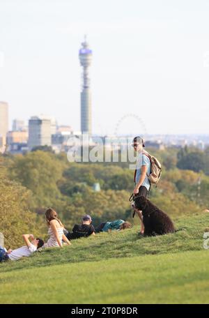 Londres, Royaume-Uni, 8 octobre 2023. La capitale s'est prélassée dans une explosion de temps chaud avec du soleil et des températures de 24 degrés, bien au-dessus des 13 degrés habituels pour l'automne. Primrose Hill dans le nord de Londres était rempli de gens qui s'amusaient. Crédit : Monica Wells/Alamy Live News Banque D'Images