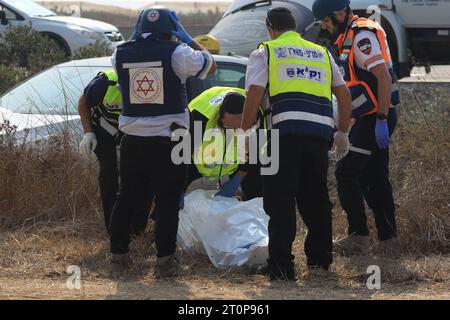 La mort d’israéliens s’élève à 600 SDEROT, ISRAËL : des policiers portent un sac de corps alors qu’ils trouvent un cadavre dans une voiture après le lancement par le Hamas de l’opération inondation Al-Aqsa à Sderot, en Israël, le 08 octobre 2023. Le nombre de morts parmi les Israéliens est passé à 600, ont rapporté les médias israéliens. Photo de Saeed Qaq Copyright : xSAEEDxQAQx 5T9A0372 crédit : Imago/Alamy Live News Banque D'Images