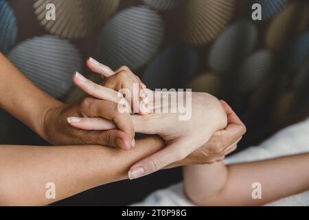 Procédé de massage des mains. Étirement et acupression du tendon de l'articulation du poignet pour la relaxation et la guérison dans le spa pour les soins de santé des femmes asiatiques Banque D'Images