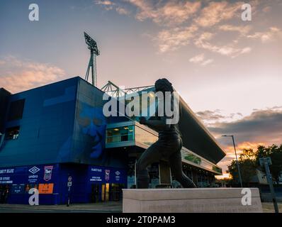 La statue de Kevin Beattie devant le stade Portman Road à Ipswich, Royaume-Uni Banque D'Images