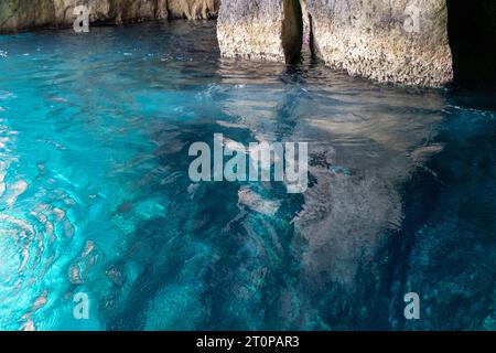 Wied iz Zurrieq, Malte, 2 mai 2023. La Grotte Bleue et le groupe de grottes marines dans ses environs forment l'un des plus beaux paysages naturels de Banque D'Images