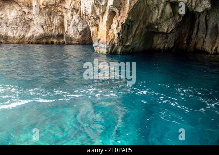 Wied iz Zurrieq, Malte, 2 mai 2023. La Grotte Bleue et le groupe de grottes marines dans ses environs forment l'un des plus beaux paysages naturels de Banque D'Images