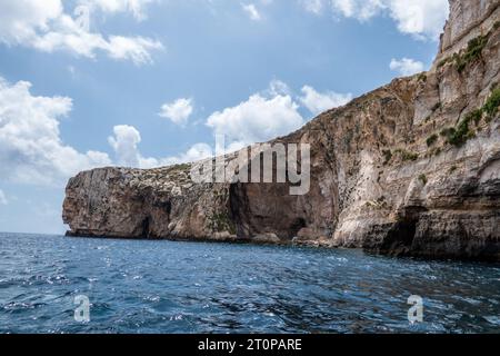 Wied iz Zurrieq, Malte, 2 mai 2023. Ensemble de grottes marines autour de la Grotte Bleue. Ils forment l'un des plus beaux paysages naturels de Malte. Banque D'Images